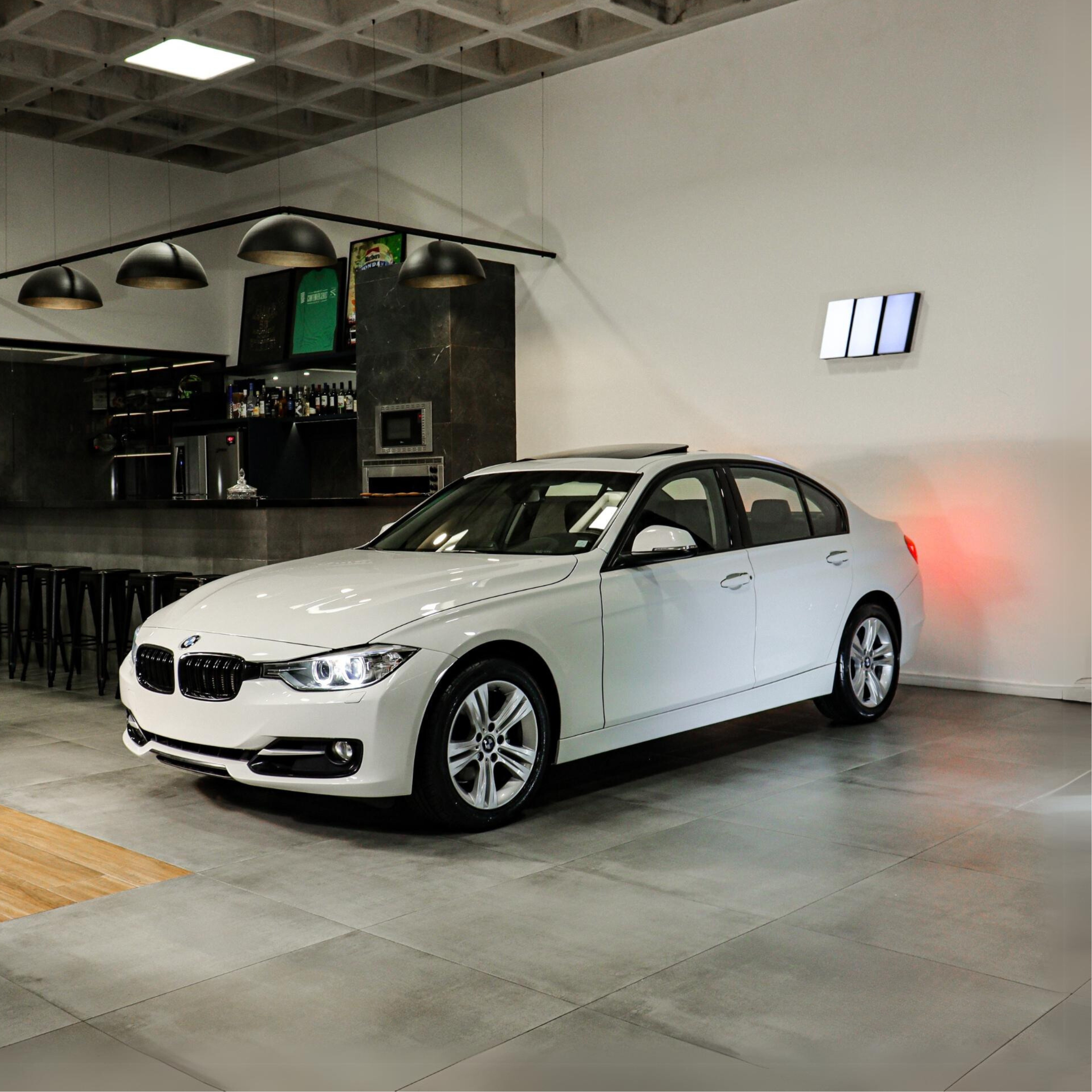 BMW 320i ACTIVE 2.0